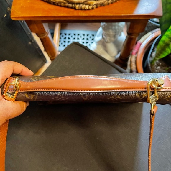 Authentic Vintage Louis Vuitton Monogram Crossbody Monceau - Picture 5 of 17